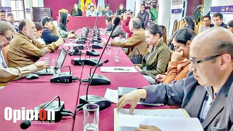 Una de las sesiones de la Brigada Parlamentaria, ahora saliente, en octubre de 2023./ DICO SOL&Iacute;S