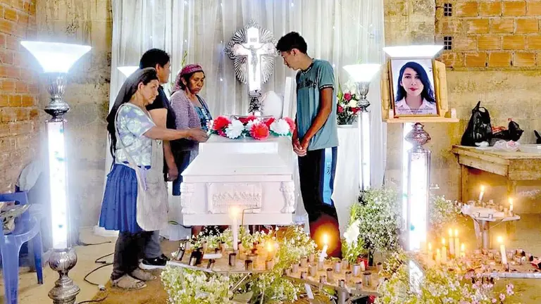 Velan el cuerpo de Estelita Rodr&iacute;guez, v&iacute;ctima de feminicidio, en Omereque./ VOCES LIBRES