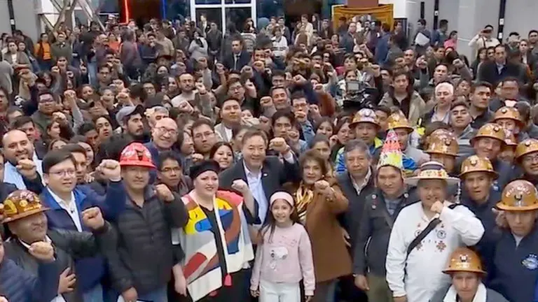 Luis Arce Catacora junto a los exministros y representantes de sectores sociales./ CAPTURA