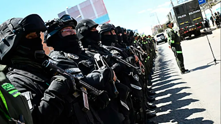 Polic&iacute;as en un operativo en la ciudad de El Alto, La Paz. ABI.