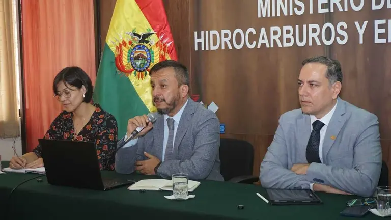 De derecha a izquierda: el presidente de YPFB, Yussef Akly Flores; el ministro de Hidrocarburos, Mauricio Medinaceli; y, Margot Ayala, directora ejecutiva de la ANH. APG