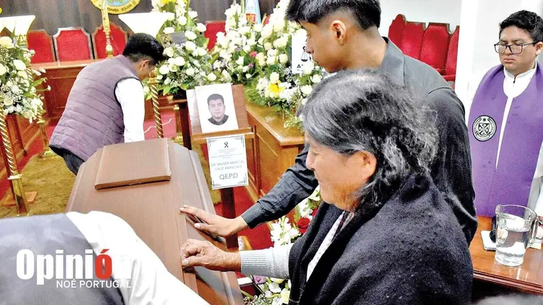 El juez Wilber Cruz fue velado el s&aacute;bado por unas horas en el Sal&oacute;n Rojo del TDJ en Cochabamba, antes de ser trasladado a Sucre para su despedida./ NO&Eacute; PORTUGAL