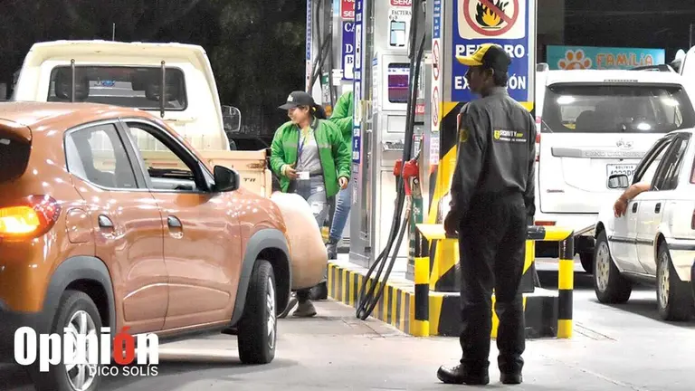 Veh&iacute;culos cargan combustible en un surtidor de Cochabamba./ DICO SOL&Iacute;S