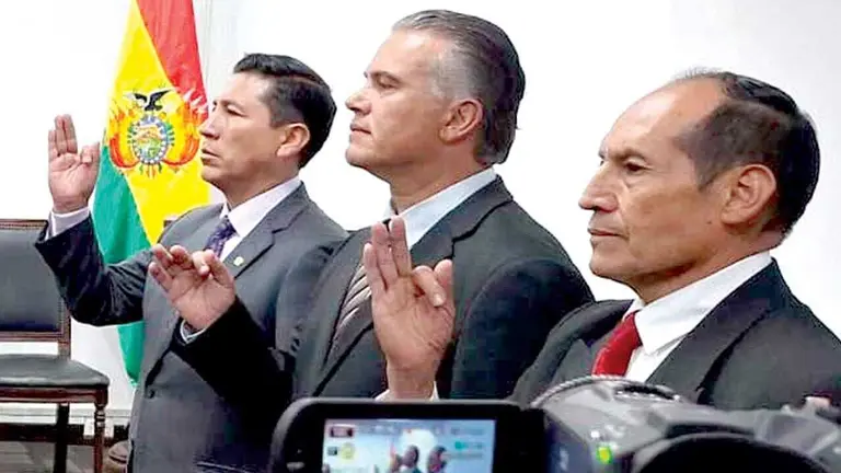 Ernesto Justiniano (c) vuelve al cargo de "zar antidrogas" luego de 22 a&ntilde;os./ ERBOL