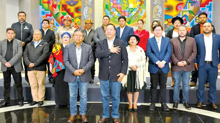 El expresidente Luis Arce junto a aquellos que lo acompa&ntilde;aron en el Ejecutivo./ FACEBOOK LUCHO ARCE