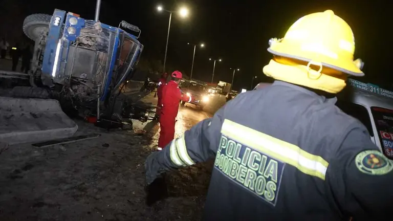 Personal de Bomberos, tras el accidente en la autopista de La Paz. APG
