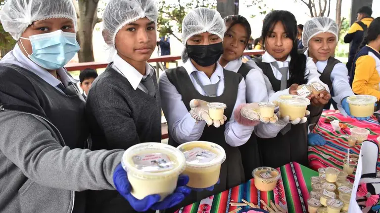 Un grupo de estudiantes de segundo de secundaria expone sus productos. NO&Eacute; PORTUGAL