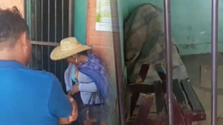 El polic&iacute;a en celdas de Tr&aacute;nsito Quillacollo (i) y la familia de la pareja de esposos (d). CAPTURA DE PANTALLA