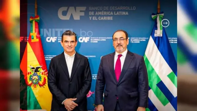El presidente ejecutivo de CAF, Sergio D&iacute;az Granados, (d) y el presidente Rodrigo Paz (i). RRSS