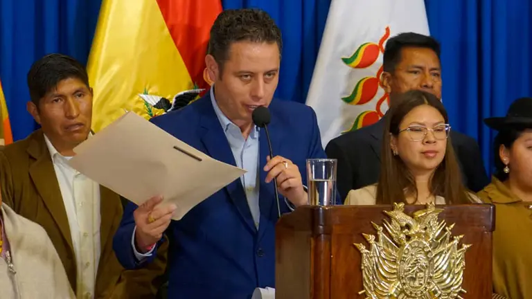 El vicepresidente Edmand Lara, en conferencia de prensa. APG
