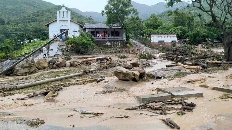 Las fuertes precipitaciones en el departamento de Santa Cruz  provocaron el desborde del río Samaipata, a la altura de la localidad de Achira./ APG