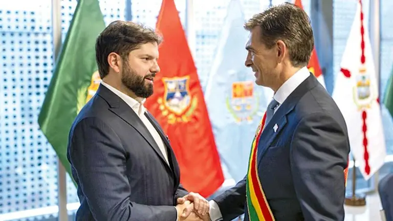 El presidente de Chile, Gabriel Boric (i), y de Bolivia, Rodrigo Paz./ ABI