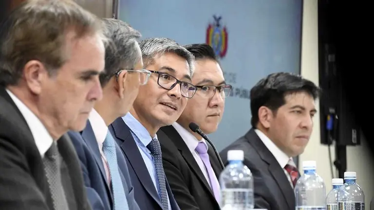 El ministro de Economía y Finanzas Públicas, Gabriel Espinoza, en conferencia de prensa./ ABI