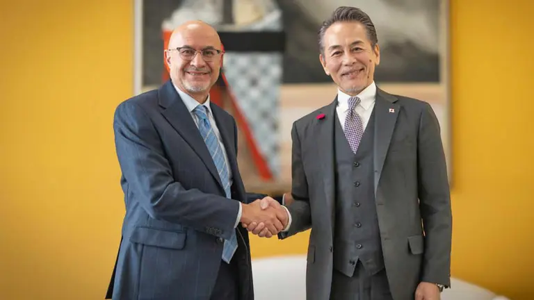 El ministro de la Presidencia, Jos&eacute; Luis Lupo, y el embajador del Jap&oacute;n en Bolivia, Onomura Hiroshi, durante su encuentro en Casa Grande del Pueblo. MP