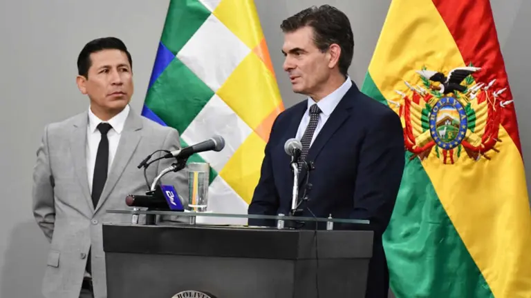 El presidente Rodrigo Paz, y el exministro de Justicia, en conferencia de prensa. APG