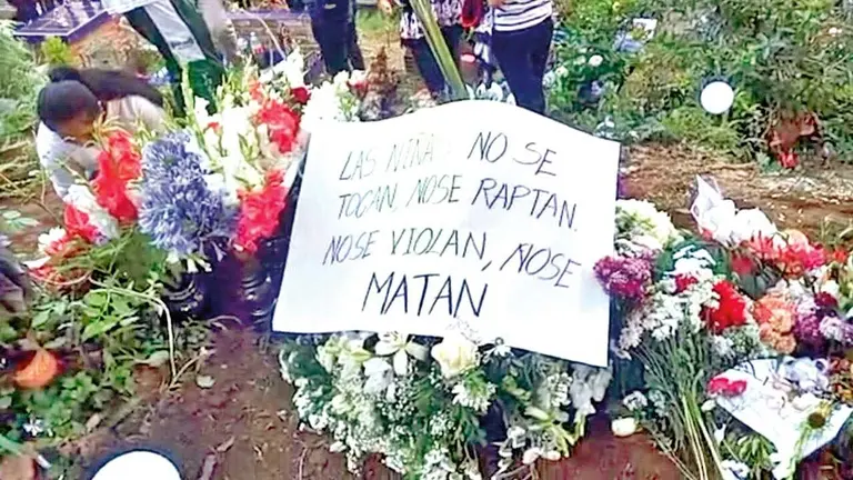 Entierro de Tanya, adolescente v&iacute;ctima de feminicidio en Chulumani./ RADIO YUNGAS