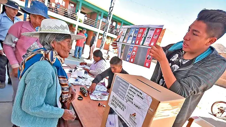 Una mujer vota en las pasadas elecciones subnacionales./ ARCHIVO