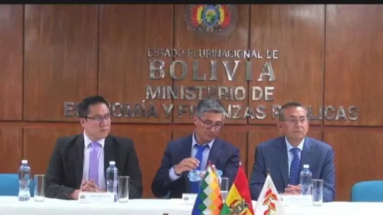 El ministro de Econom&iacute;a, Gabriel Espinoza, posesiona a Alberto Samuel Soto de la V&iacute;a, como presidente ejecutivo de la Aduana Nacional de Bolivia y a Jorge Zogbi Nogales, en el cargo de presidente ejecutivo del Servicio de Impuestos Nacionales (SIN). CAPTURA DE PANTALLA