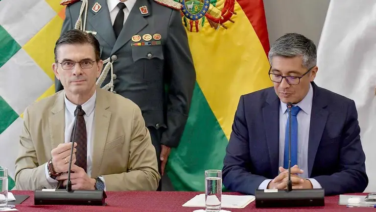 El presidente de Bolivia, Rodrigo Paz (i), y el ministro de Econom&iacute;a, Gabriel Espinoza, en conferencia de prensa./ APG