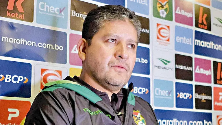 &Oacute;scar Villegas planifica el repechaje de marzo./ ARCHIVO