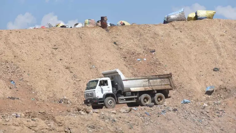 Trabajos de disposici&oacute;n final de la basura en K'ara K'ara. ARCHIVO