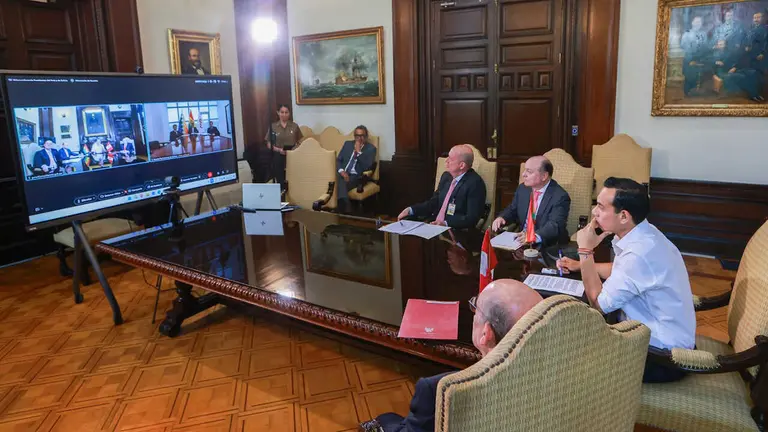 Videoconferencia entre el presidente de Bolivia, Rodrigo Paz, y su par de Per&ugrave;, Jos&eacute; Jer&iacute;. PRESIDENCIA PER&Uacute;