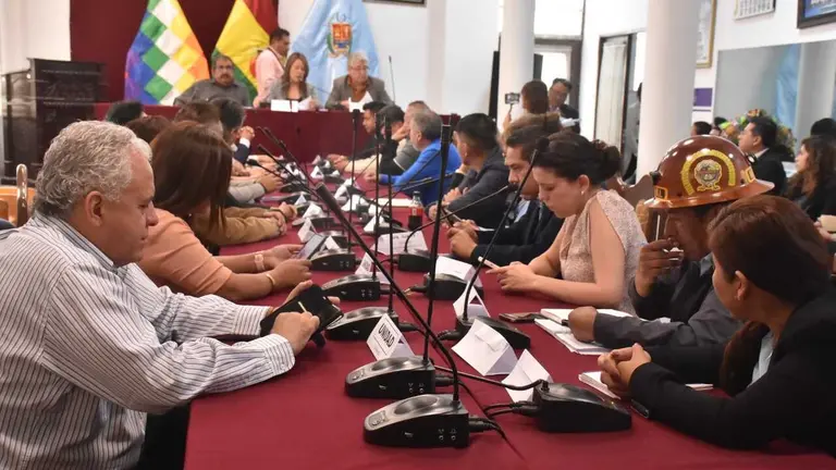 El diputado Luis Laredo (i), en la primera sesi&oacute;n de la Brigada Parlamentaria de Cochabamba. DICO SOL&Iacute;S