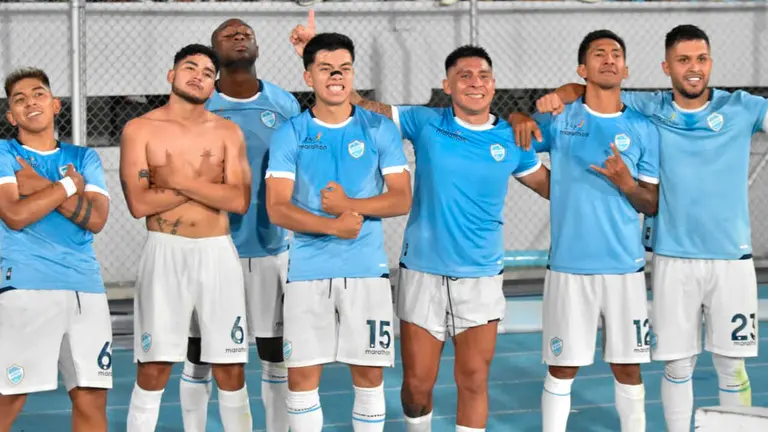 Jugadores de Aurora celebran el gol del partido. DICO SOL&Iacute;S