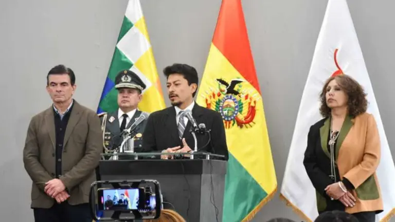 De derecha a izquierda: la ministra de Turismo, Cinthia Ya&ntilde;ez; el canciller, Fernando Aramayo; y el presidente, Rodrigo Paz. APG