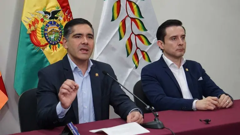 El viceministro de Comercio, Gustavo Serrano, (d) y el ministro de Desarrollo Productivo, &Oacute;scar Justiniano (i). APG
