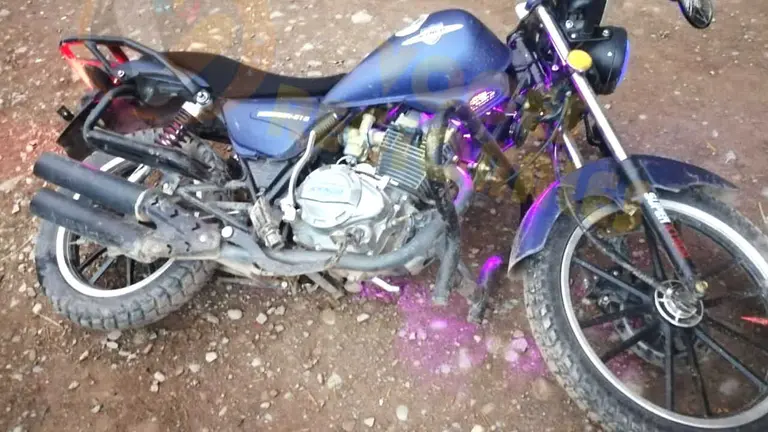 La motocicleta en la que un joven se accident&oacute; y muri&oacute; en Sipe Sipe./VOCES REGIONALES