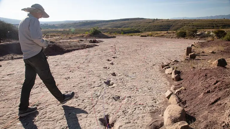 El yacimiento Carreras Pampa en el Parque Nacional Torotoro alberga la mayor concentraci&oacute;n de huellas de dinosaurios registrada hasta la fecha. UNIVERSIDAD LOMA LINDA