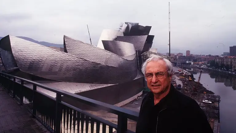 Frank Gehry, arquitecto, posando frente al Museo Guggenheim Bilbao, en abril de 1997. GORKA LEJARCEGI