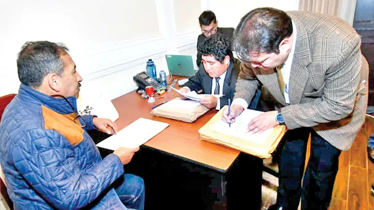 Postulantes a vocales del TSE entregan sus documentos. / APG