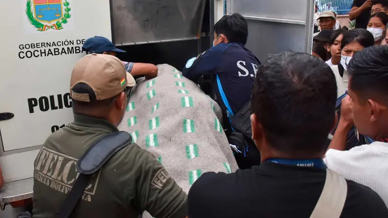 Una de las v&iacute;ctimas es trasladada en veh&iacute;culo de homicidios. DICO SOL&Iacute;S