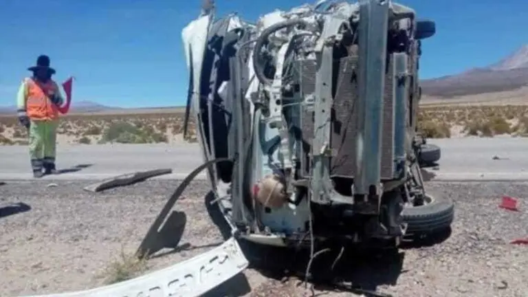 Cinco personas perdieron la vida, entre ellas los dos conductores, tras el choque frontal de dos minibuses en la carretera Oruro &ndash; Pisiga. ERBOL