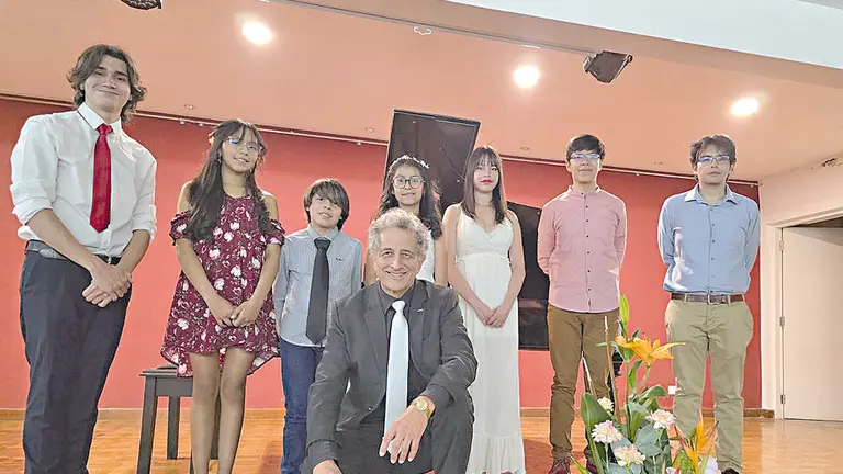 El pianista y pedagogo Emilio Aliss y un grupo de j&oacute;venes de su clase.  /  CORTES&Iacute;A