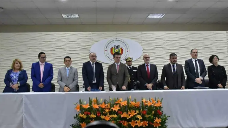 El presiente Rodrigo Paz junto a integrantes de la Comisi&oacute;n de la Verdad de Hidrocarburos. APG