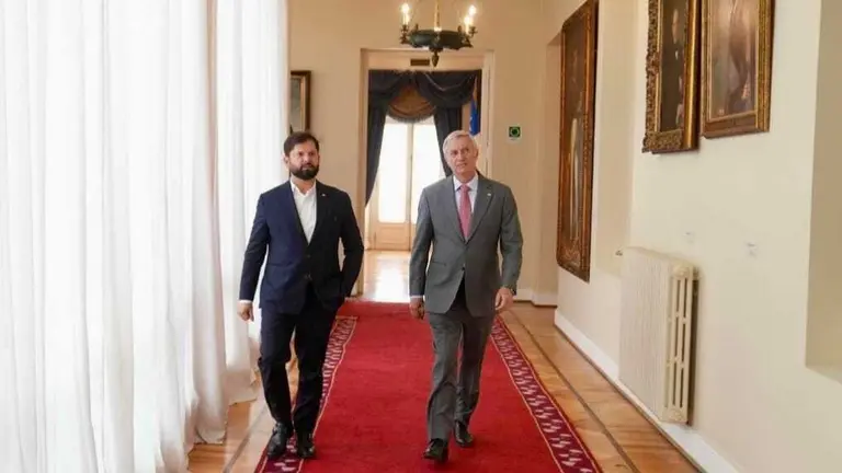 El presidente de Chile, Gabriel Boric, y quien lo suceder&aacute; en el cargo, Jos&eacute; Kast. GABRIEL BORIC