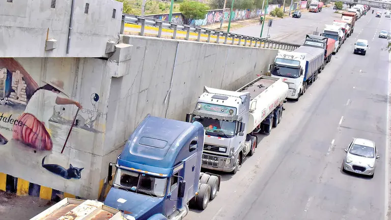 Veh&iacute;culos de transporte pesado en la Blanco Galindo, para cargar di&eacute;sel subvencionado.  / DICO SOL&Iacute;S