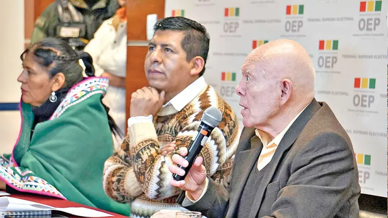 Vocales del TSE anuncian el n&uacute;mero de alianzas y partidos registrados para las subnacionales. / APG