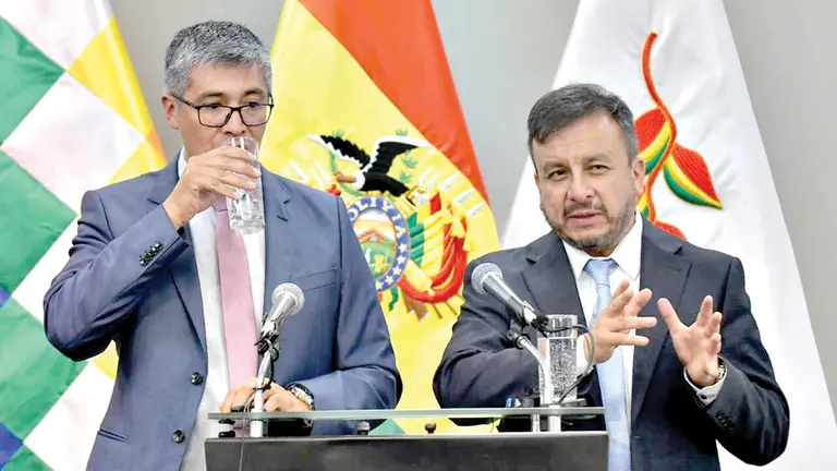 El ministro de Econom&iacute;a, Gabriel Espinoza (i), y de Hidrocarburos, Mauricio Medinaceli. / APG