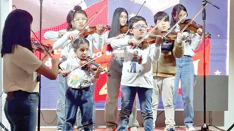 Ni&ntilde;os y j&oacute;venes del Centro de Educaci&oacute;n Musical Jiki&ntilde;a.  / LA RAZ&Oacute;N