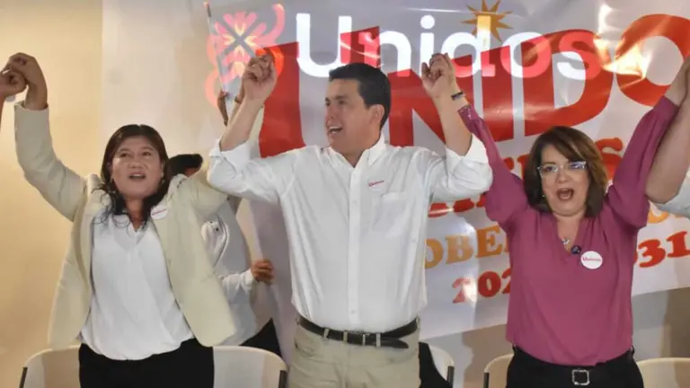 De derecha a izquierda: Roc&iacute;o Molina, candidata a la Alcald&iacute;a de Cochabamba; Eduardo Sarmiento, de Unidos; y Esther Soria, postulante a la Gobernaci&oacute;n cochabambina. DICO SOL&Iacute;S