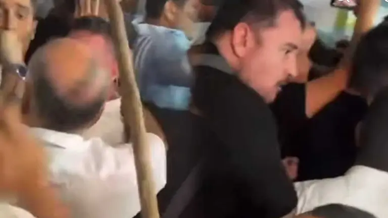Seguidores de Luis Fernando Camacho y Juan Pablo Velasco, candidatos a la Gobernaci&oacute;n de Cochabamba, intercambiaron insultos, empujones y agresiones. CAPTURA DE PANTALLA