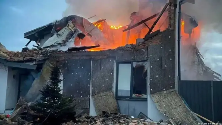 Una casa ucraniana atacada por drones y misiles rusos. DW