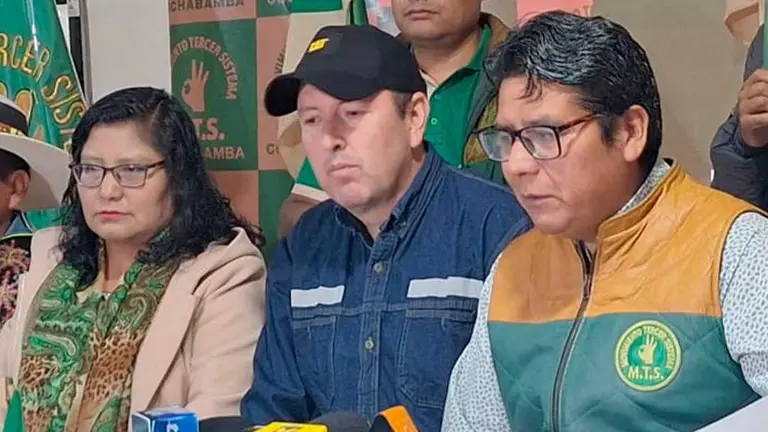 Alejandro Mostajo (centro) durante la presentaci&oacute;n de su candidatura. UNITEL