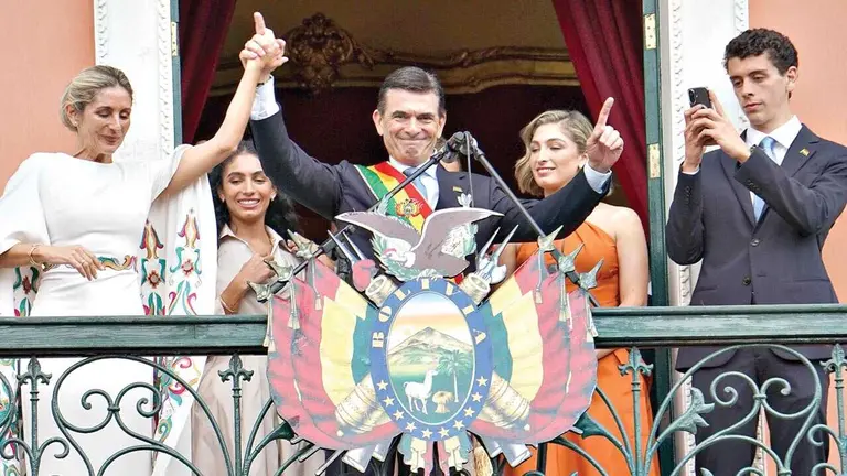 Rodrigo Paz saluda a la población, tras ser investido como presidente, el 8 de noviembre de 2025. / APG