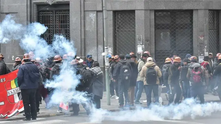La Polic&iacute;a gasifica a trabajadores de la COB, quienes se movilizan contra de Decreto Supremo 5503. APG