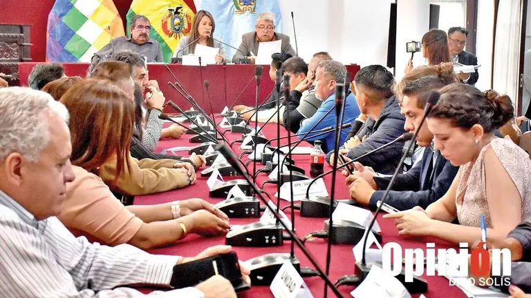 Imagen referencial de las autoridades en la Brigada Parlamentaria de Cochabamba. DICO SOL&Iacute;S